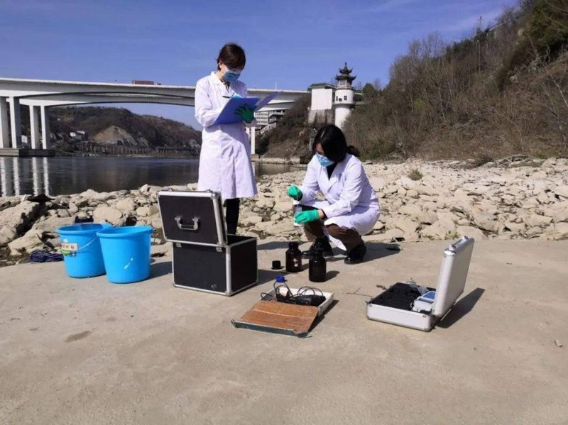 在进行土壤检测时，选择合适的仪器是确保数据准确性和可靠性的关键。今天我们就来聊聊几种常见的土壤检测仪器，并通过对话的形式帮助你了解它们的特点和适用场景。